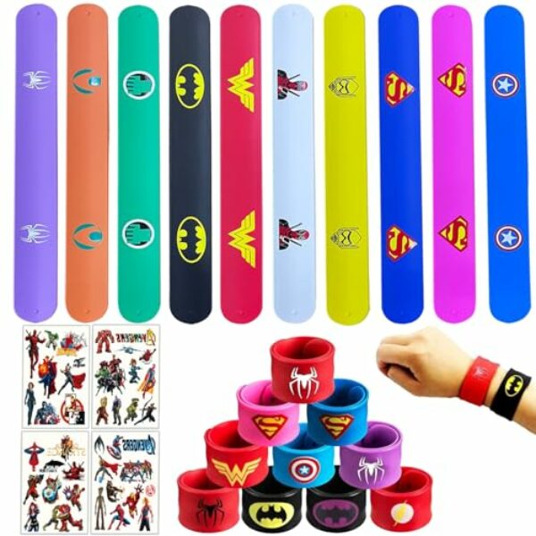 Superhero Kindergeburtstag Mitgebsel Set 10 Schnapparmband 4 Kindertattoos Aufkleber, Party Deko Snap Bracelets Kinder Bunte Slap Armband Kindergeburtstag für Jungen Mädchen Spielzeug Partyzubehör